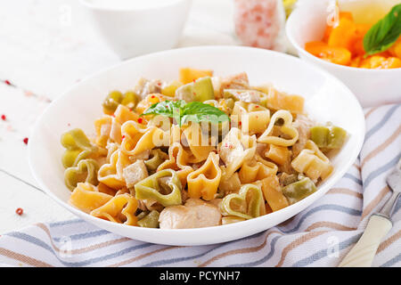 Cremige Nudeln mit Huhn und Aubergine diente in tiefen Teller. Italienisches Essen. Stockfoto