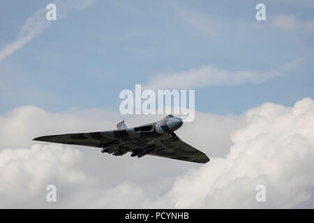 Die Vulcan Bomber XH558 Kalten Krieges delta wing Jet mitten im Flug während seiner letzten Jahr der Flug in Headcorn Flugplatz Stockfoto