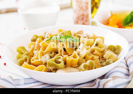 Cremige Nudeln mit Huhn und Aubergine diente in tiefen Teller. Italienisches Essen. Stockfoto