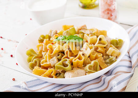 Cremige Nudeln mit Huhn und Aubergine diente in tiefen Teller. Italienisches Essen. Stockfoto