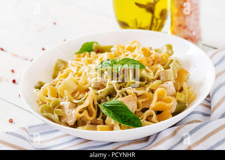 Cremige Nudeln mit Huhn und Aubergine diente in tiefen Teller. Italienisches Essen. Stockfoto