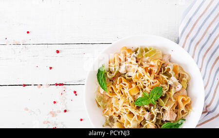 Cremige Nudeln mit Huhn und Aubergine diente in tiefen Teller. Italienisches Essen. Ansicht von oben. Flach. Stockfoto