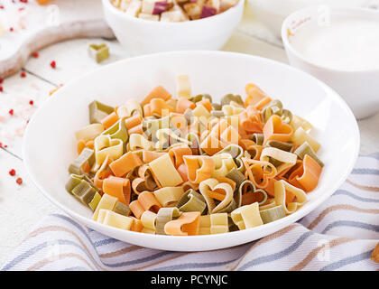 Zutaten zum Kochen cremig Nudeln mit Huhn und Aubergine diente in tiefen Teller. Italienisches Essen. Stockfoto