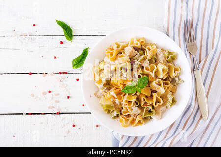 Cremige Nudeln mit Huhn und Aubergine diente in tiefen Teller. Italienisches Essen. Ansicht von oben. Flach. Stockfoto