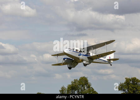 De Havilland DH 89 Dragon Rapide ein Mk6 im Flug in Headcorn Stockfoto