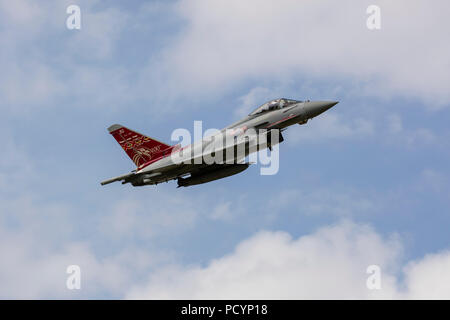 Ein RAF Typhoon Kampfjets im Flug Stockfoto