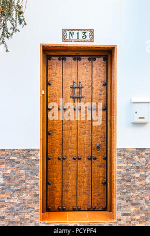 Single Holztür mit der Nummer 13 an der Wand Stockfoto