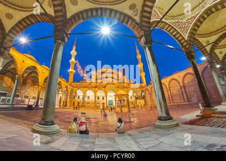 Blaue Moschee am Abend, Sultan Ahmed Moschee, UNESCO-Weltkulturerbe, Istanbul, Türkei Stockfoto