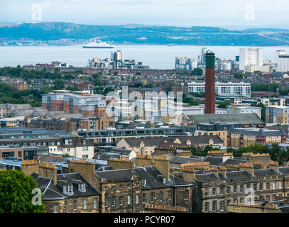 Blick über Edinburgh in Richtung Firth von weiter mit Kreuzfahrtschiff von Calton Hill, Edinburgh, Schottland, Großbritannien Stockfoto