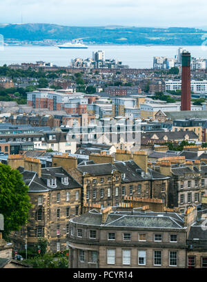 Blick über Edinburgh in Richtung Firth von weiter mit Kreuzfahrtschiff von Calton Hill, Edinburgh, Schottland, Großbritannien Stockfoto