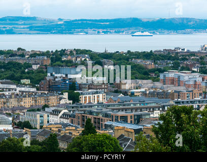 Blick über Edinburgh in Richtung Firth von weiter mit Kreuzfahrtschiff von Calton Hill, Edinburgh, Schottland, Großbritannien Stockfoto