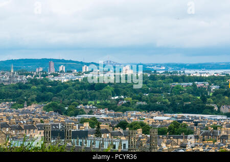 Blick über Edinburgh auf die drei Brücken von Calton Hill, Edinburgh, Schottland, Großbritannien Stockfoto