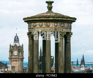 Blick über Edinburgh City Centre mit Balmoral Hotel Wecker und Playfair Dugald Stewart Denkmal auf dem Calton Hill, Edinburgh, Schottland, UK konzipiert Stockfoto