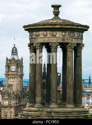 Blick über Edinburgh City Centre mit Balmoral Hotel Wecker und Playfair Dugald Stewart Denkmal auf dem Calton Hill, Edinburgh, Schottland, UK konzipiert Stockfoto