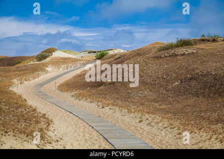 Dünen mit Holzsteg über Sand in der Nähe von Ostsee. Board weg über Sand Strand Dünen in Litauen. Stockfoto