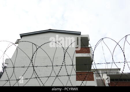 Stacheldraht vor heerlager. Stockfoto