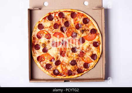 Pizza pereroni in der Verpackung auf grauem Hintergrund. Stockfoto