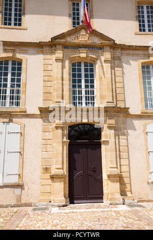 Das Hotel de Ville in Confolens, Nouvelle-Aquitaine, Frankreich. Stockfoto