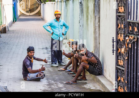 Freundliche lokale Bauarbeiter im Slave Island Bezirk von Colombo, der Hauptstadt Sri Lankas ruhen Stockfoto