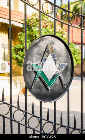 Tore zu den Victoria Masonic Temple mit Freimaurerei Abzeichen, Slave Island Bezirk von Colombo, der Hauptstadt von Sri Lanka Stockfoto