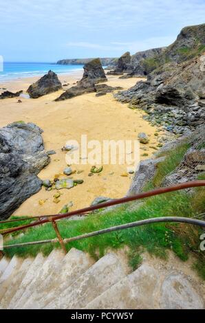 Die Schritte unten zu Bedruthan Steps, Cornwall, England, Großbritannien Stockfoto