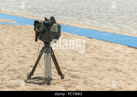 Fernsehen Kamera auf dem Fluss Strand. Kamera für Aufnahmen am Strand. Stockfoto