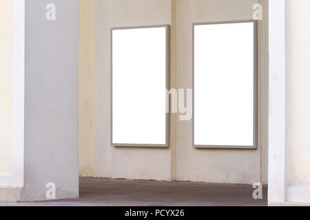 Zwei leere Werbetafeln an der Wand. Stockfoto