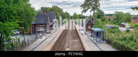 Blick von der Brücke über den Track am historischen Bahnhof von Padgate, Warrington, Cheshire, England, Großbritannien Stockfoto