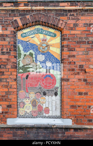 Eine nicht mehr verwendete Fenster hat dekorativ dargestellt worden mit einem Mosaik von der Christchurch Express am historischen Bahnhof von Padgate, Krieg Stockfoto