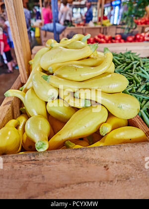 Gelbe Squash, grüne Brechbohnen und anderen frischen Gemüse auf der Anzeige für den Verkauf in einem strassenrand Farm oder Farmers Market in ländlichen Alabama USA. Stockfoto
