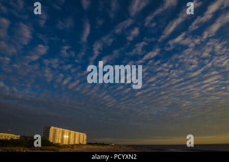 Schöner Himmel und Wolken über einem mehrstöckigen Gebäude Stockfoto