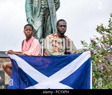 Schwarze Schauspieler mit saltire in Henry, Braun Musikalische, Fringe Festival, Abraham Lincoln Memorial, Alte Calton Grabstätte, Edinburgh, Schottland, Großbritannien Stockfoto