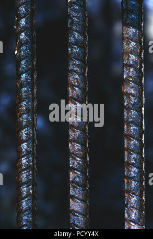 Metal bars in nassen und rostige Zustand. Nahaufnahme eines Gefängniszellen Bügeleisen Bars. Weg in die Freiheit. Stahl mit Rost für Bau gestapelt. Stockfoto