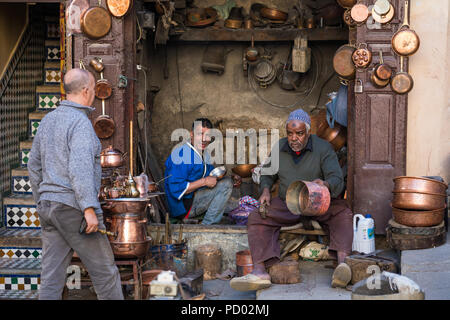 Fes, Marokko - November 12, 2017: Handwerker, kupferne Töpfe auf seffarine Platz im alten Teil von Fes Stockfoto