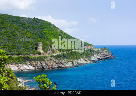 Panoramablick auf den Genueser Turm Tour de l'Osse, der über dem Mittelmeer entlang der Küstenstraße D80 in Cagnano, Cap Corse, Korsika thront Stockfoto