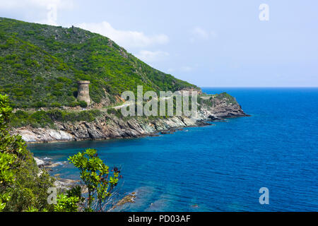 Panoramablick auf den Genueser Turm Tour de l'Osse, der über dem Mittelmeer entlang der Küstenstraße D80 in Cagnano, Cap Corse, Korsika thront Stockfoto