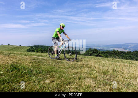 Radfahren auf einem Bergweg, Velka Javorina Hügel, tschechische slowakische Grenze in Weißen Karpaten Sommerlandschaft Stockfoto