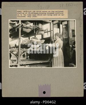 Das amerikanische rote Kreuz Krankenschwester am Bahnhof in St. Etienne, um verletzte Soldaten an der Straßenbahn-Fahrzeuge, die als Rettungswagen eingesetzt werden, Juli 1918 Stockfoto