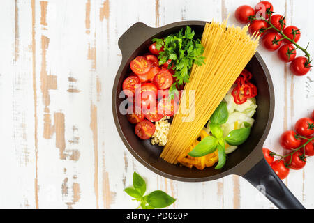 Ein Topf Nudeln sehen von oben Stockfoto