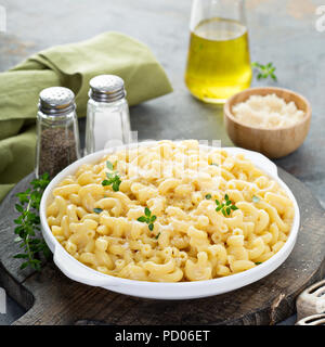 Makkaroni und Käse auf einem weißen Teller Stockfoto