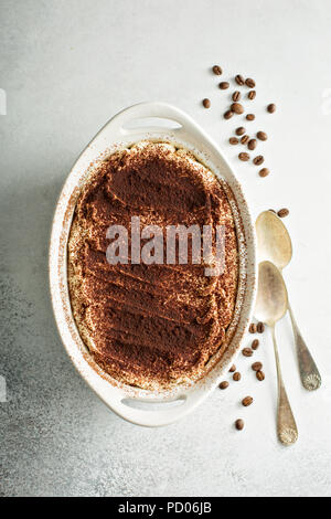 Tiramisu Kuchen in einem Keramik Teller Stockfoto