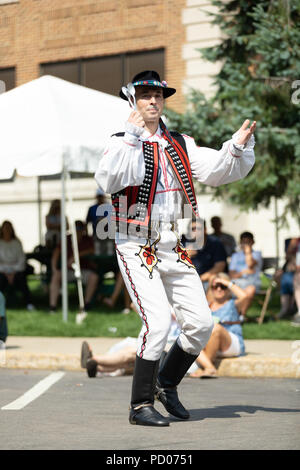 Wittling, Indiana, USA - Juli 28, 2018 Männer tragen traditionelle slowakische Kleidung traditionelle slowakische Löffel Tanz an der Pierogi Fest durchführen Stockfoto