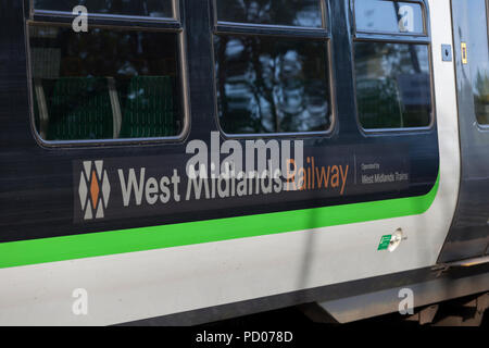 West Midlands Trains/West Midlands Bahn Logo auf der Seite der Klasse 323 elektrische Zug Stockfoto