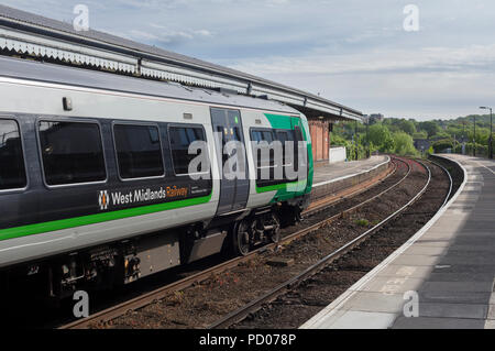 Ein West Midlands Trains Class 172 Diesel Zug am Worcester Foregate Street Bahnhof zeigt die West Midlands Bahn logo Stockfoto