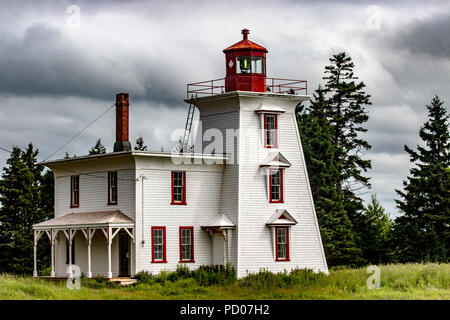 Weiß gerahmte, Rot getrimmt quadratisch konisch Blockhaus Point Lighthouse und Lightkeepers House in Rocky Point, Prince Edward Island (PEI), Kanada (CA). Stockfoto