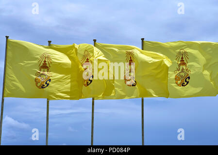 Thailand Flagge. Die gelben Flaggen verwendet die Könige Geburtstag zu gedenken. Stockfoto