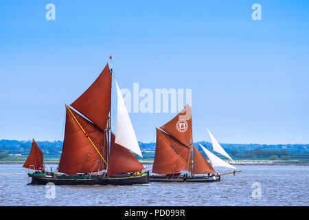 Zwei historische Themse Segeln Lastkähne auf dem Fluss Blackwater racing. Stockfoto