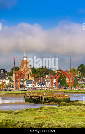 Anzeigen von Maldon, Essex mit mehreren Thames segeln Schiffe am Kai und die Remins von zwei mehr im Schlamm der Flussmündung. Stockfoto