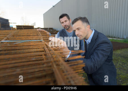 Zwei Männer der Inspektion Verstärkungsleisten Stockfoto