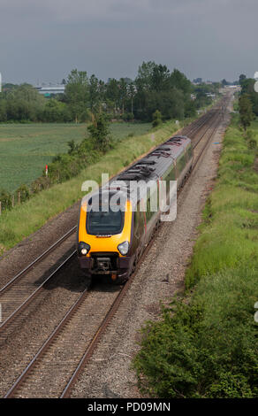 Ein Cross Country Züge Klasse 220 Voyager am Bahnhof Ashchurch auf der Birmingham Bristol Bahnlinie Stockfoto